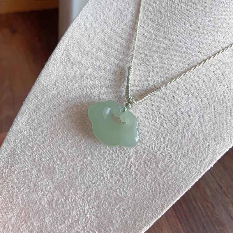 قلادة السلام الطبيعية Dongling Jade Auspicious Cloud Ruyi Lock هي هدية مهرجان لأفراد الأسرة، مما يرمزية السلام