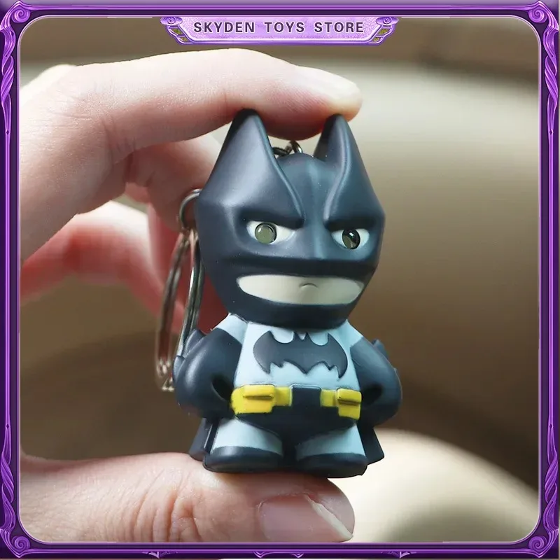 Llaveros de Batman The Dark Knight Rises, figura luminosa de ojos, juego periférico de Anime, modelo de adorno, regalo de Festival, juguetes para niños, 6cm