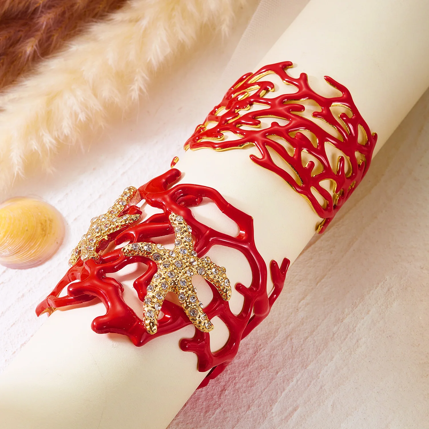 Klobiger, extravaganter Armreif mit roten Korallen und Seesternen für Damen – Strass-Verzierter Statement-Armreif im tropischen Strandurlaub- und Meerjungfrauen-Stil – Detail 4