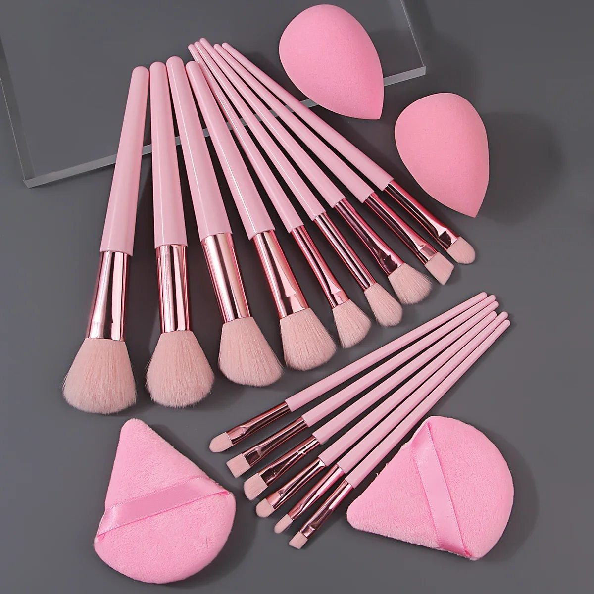 Un juego de herramientas de maquillaje de 19 piezas: 15 brochas de maquillaje, 2 huevos de esponja y 2 puf en polvo triangulares, un juego completo de herramientas de belleza portátiles