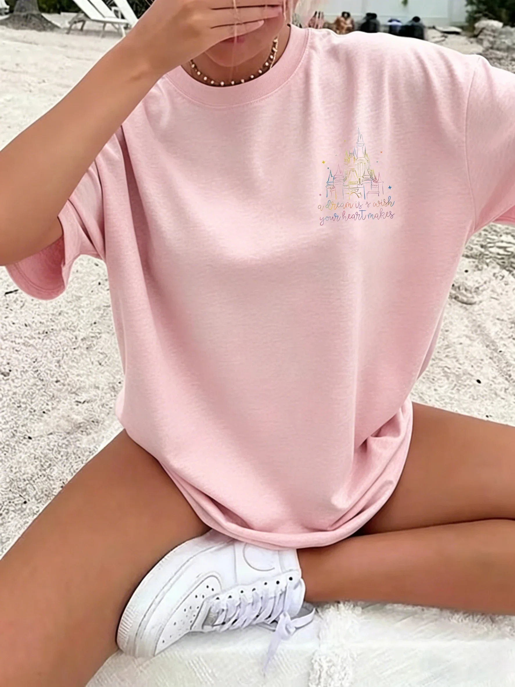 Sommer-T-Shirt für Damen mit Rundhalsausschnitt und kurzen Ärmeln, doppelseitiger Aufdruck „Rainbow Castle“ mit Schriftzug „A Dream Is A Wish Your Heart Makes“ – Detail 6