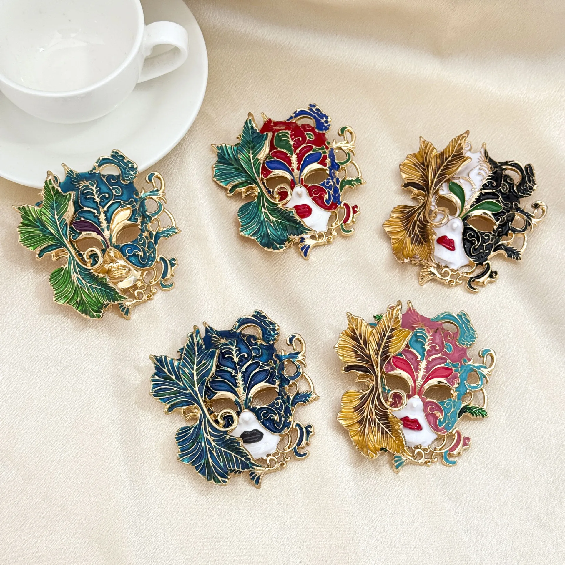 3D Stereo Hollow Out Embossed Russian Face Mask Brooch Women Costume Lapel Pin Party Decorative Jewelry Gift