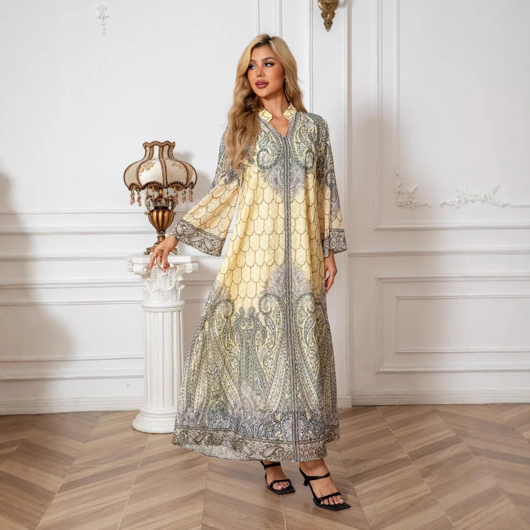 Saudi Arabian Muslim women's long robes, Turkish abayas, fashionable dresses with printed patterns and heat-applied rhinestones.