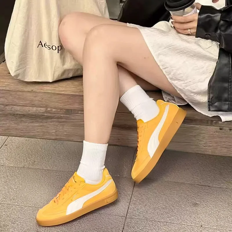 zapatillas-deportivas-casuales-puma-retro-de-cana-baja-color-amarillo-brillante-y-blanco-con-suela-de-goma-modelo-409204-03