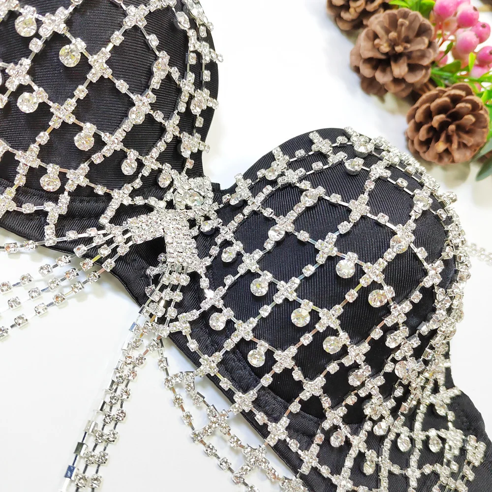 เสื้อครอปสายเดี่ยวรัดรูปประดับเพชรเทียม แต่งพู่โซ่ แนวเซ็กซี่ สไตล์คอร์เซ็ท เปิดหลัง โชว์หลัง เหมาะสำหรับงานปาร์ตี้กลางคืน สาวฮอต