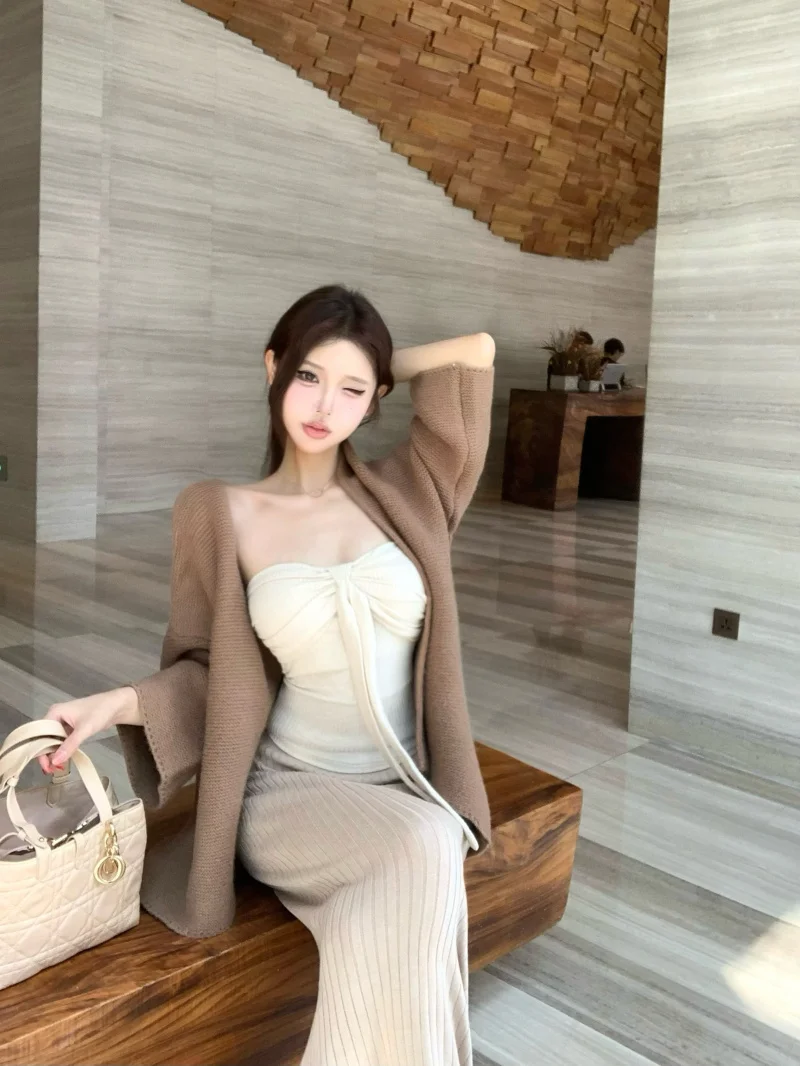 

Вязаный жилет с завязками на талии, свитер-кардиган и юбка-«рыбий хвост» — модный комплект из трех предметов для женщин на весну