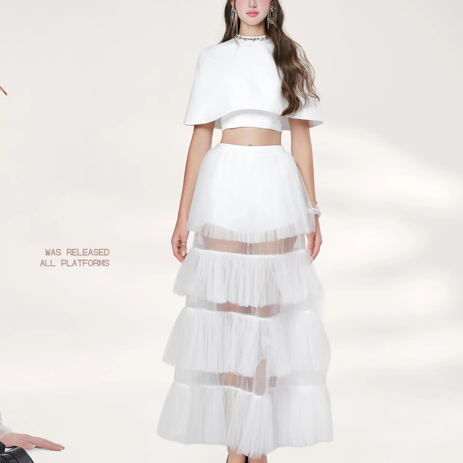 

Белая многослойная тюлевая макси-юбка с рюшами — вечернее платье трапециевидной формы с высокой талией — официальная одежда для свадебной вечеринки — трендовый летний шик