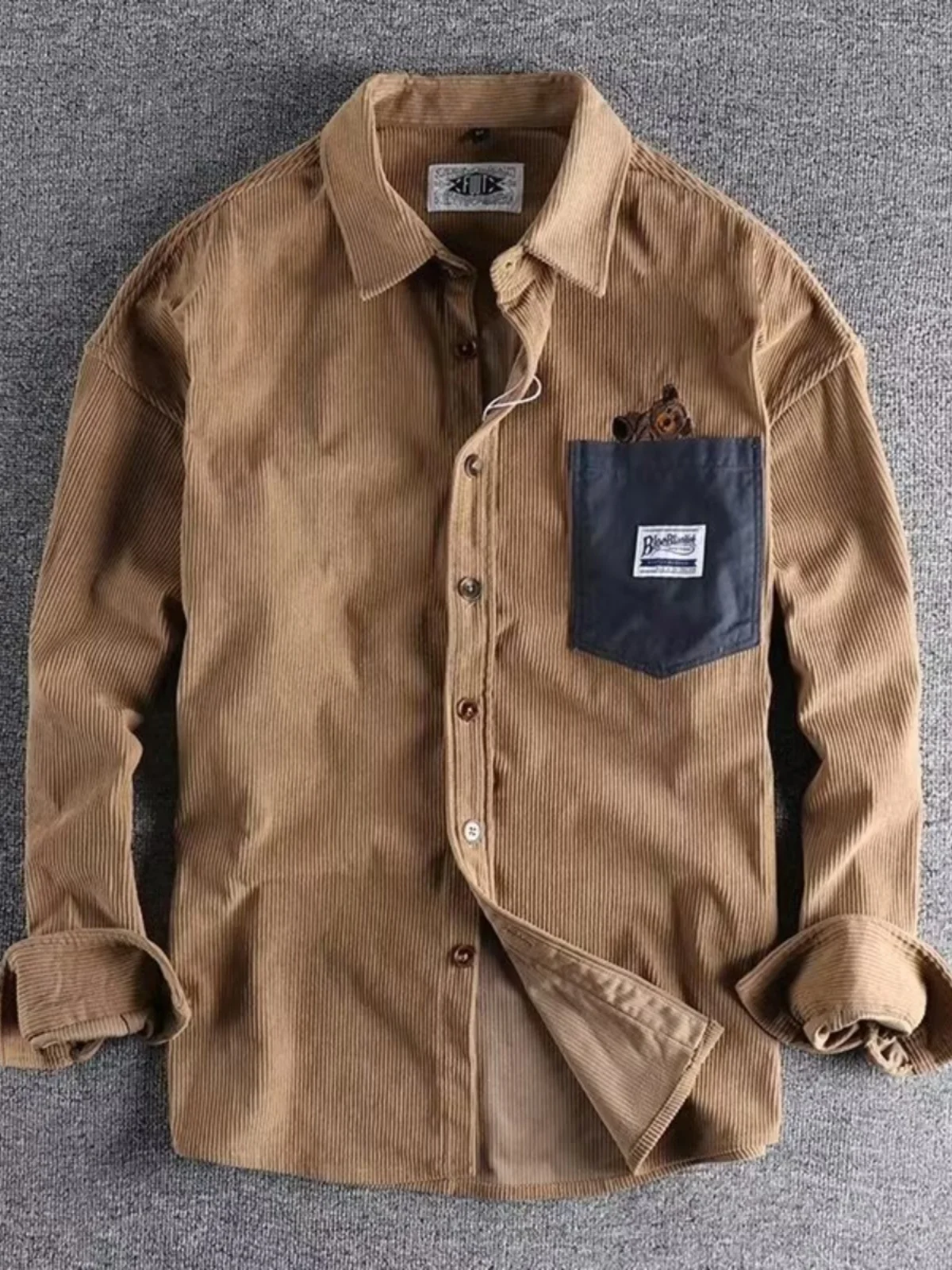 

Мужская демисезонная тонкая куртка из вельвета с вышивкой в виде медведя, приталенный крой, удлиненная, молодежный стиль, не требует глажки