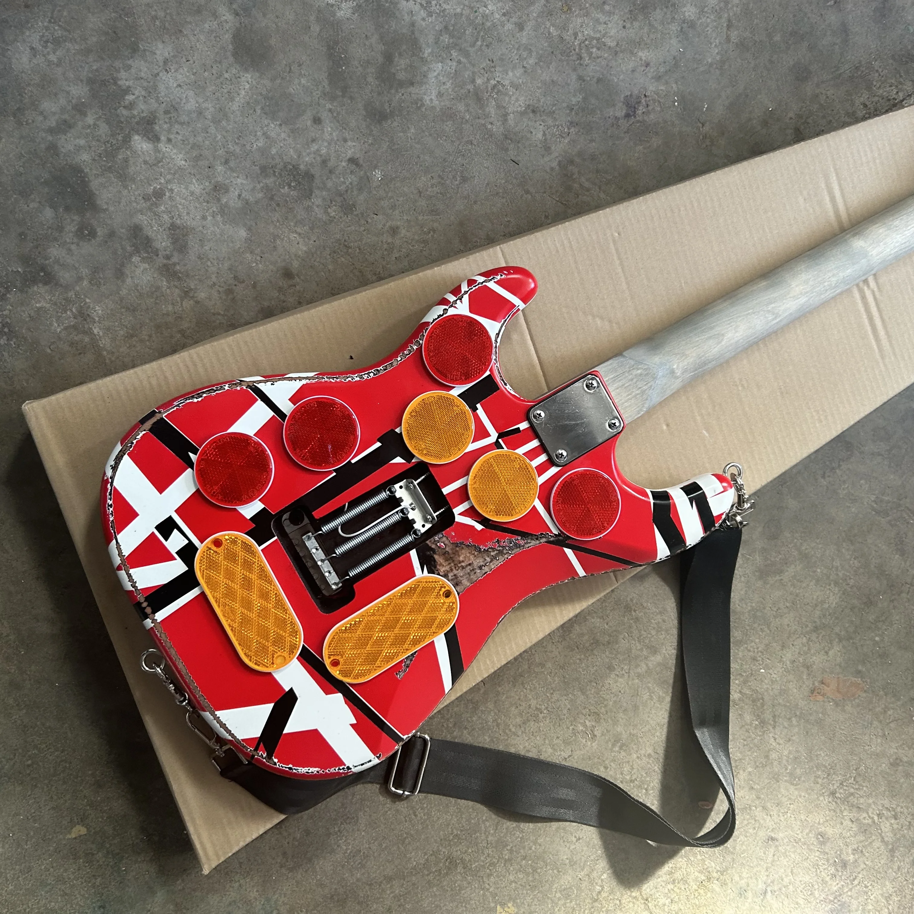 

Красный корпус, белые, черные полосы, винтажная электрогитара, оптом и в розницу.