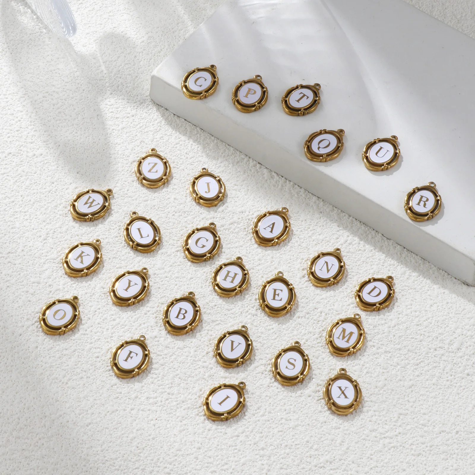 1 قطعة 304 الفولاذ المقاوم للصدأ الأولي رسالة سحر 18K مطلية بالذهب الأبيض المينا البيضاوي كابيتال الأبجدية "A-Z" قلادة DIY 20 مللي متر x 14 مللي متر