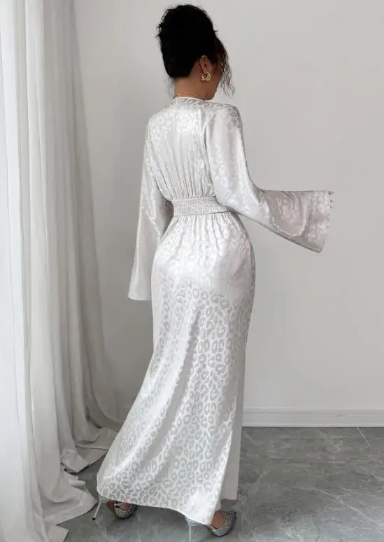 

Elegant Temperament Long Sleeved Deep V-Neck Dress 2025 Autumn Fashion Leopard Print Waist Cinched Flared Sleeve Side Slit Dress