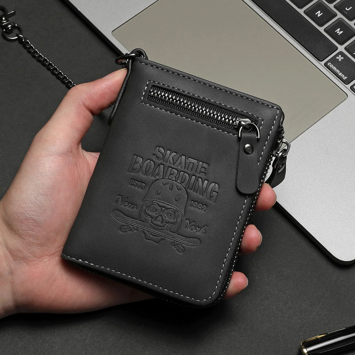 กระเป๋าสตางค์แบบสั้นซิปลายหัวกะโหลก CARRKEN รุ่นใหม่สไตล์ยุโรปและอเมริกาสำหรับผู้ชาย ลด 20% ใส่บัตรได้หลายใบ