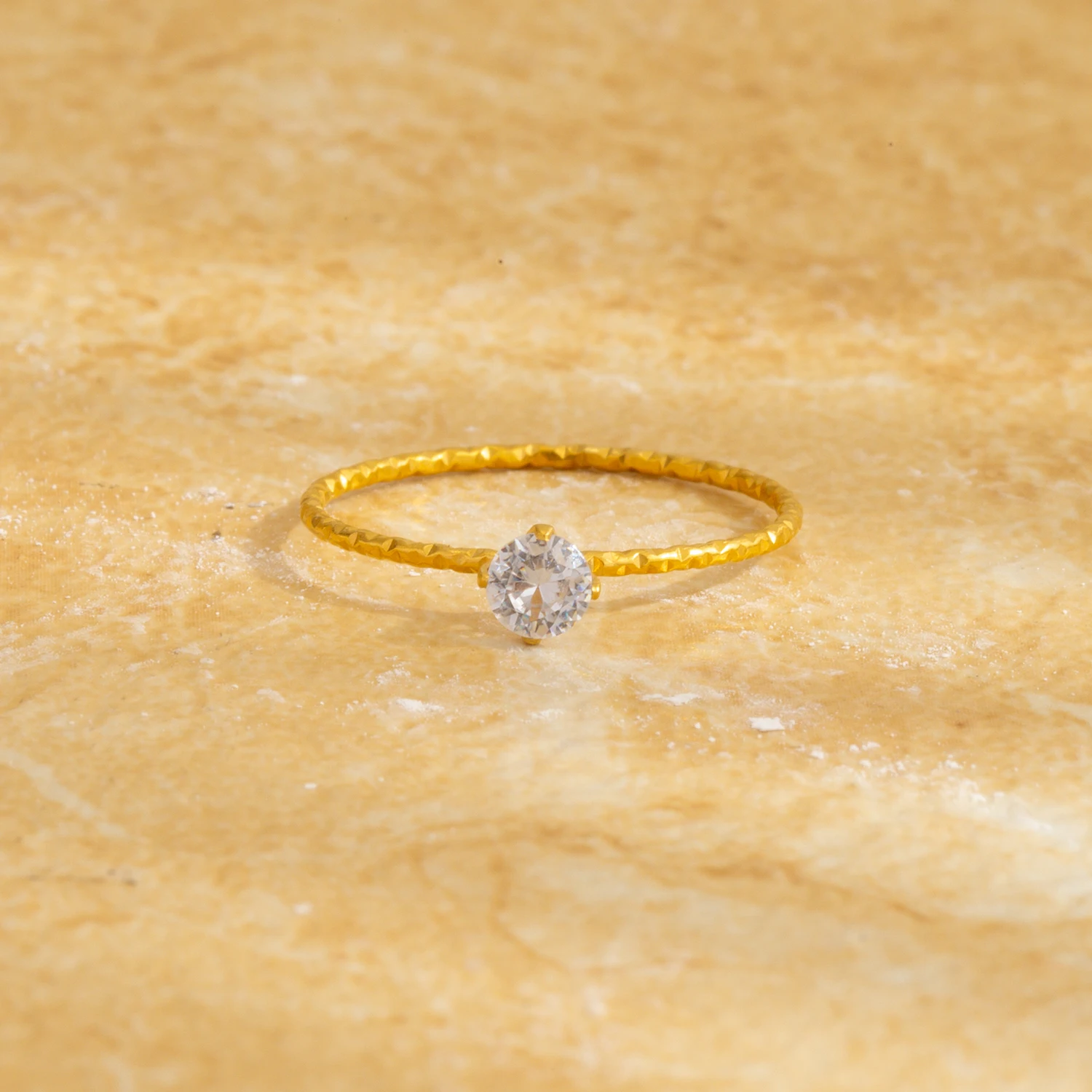 خاتم صغير رفيع للغاية للنساء، مصنوع من الفولاذ المقاوم للصدأ المطلي بالذهب الزركونيوم، مجوهرات بسيطة لا تسبب الحساسية