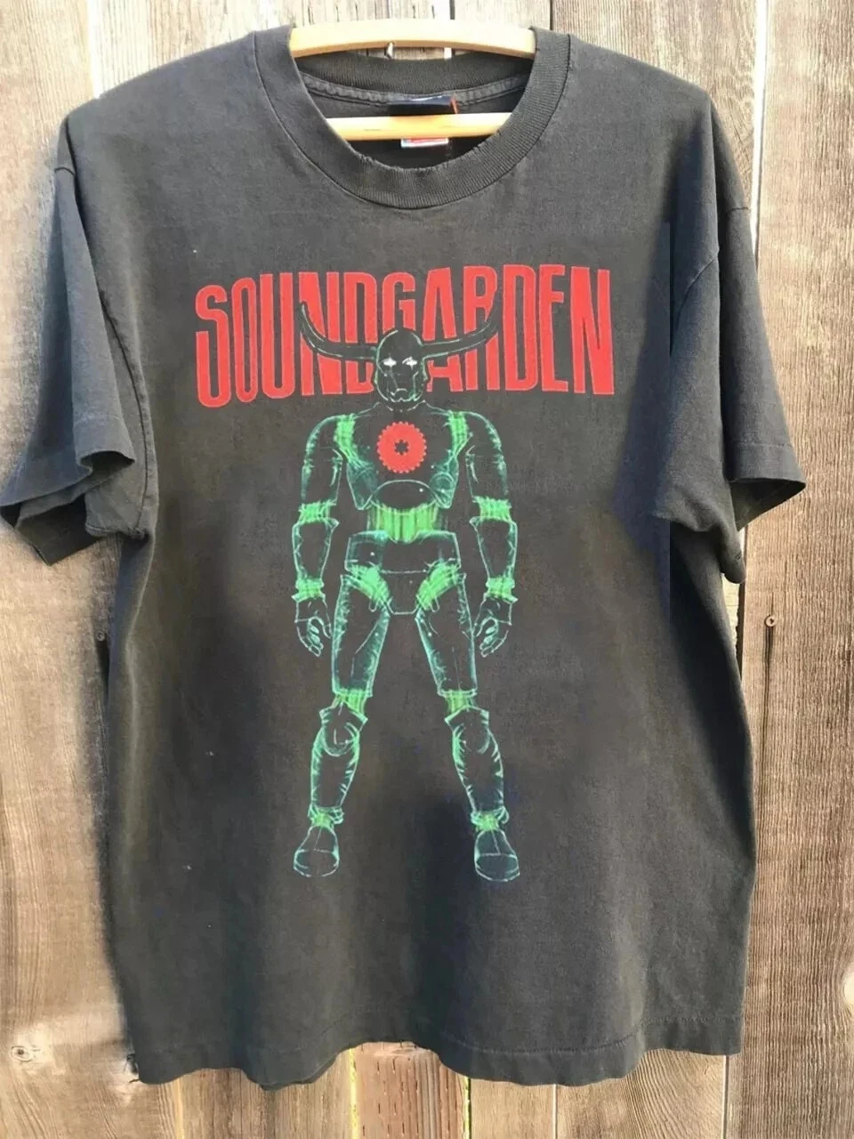 Camiseta masculina completa da turnê de primavera 2013 da banda Soundgarden, cor carvão