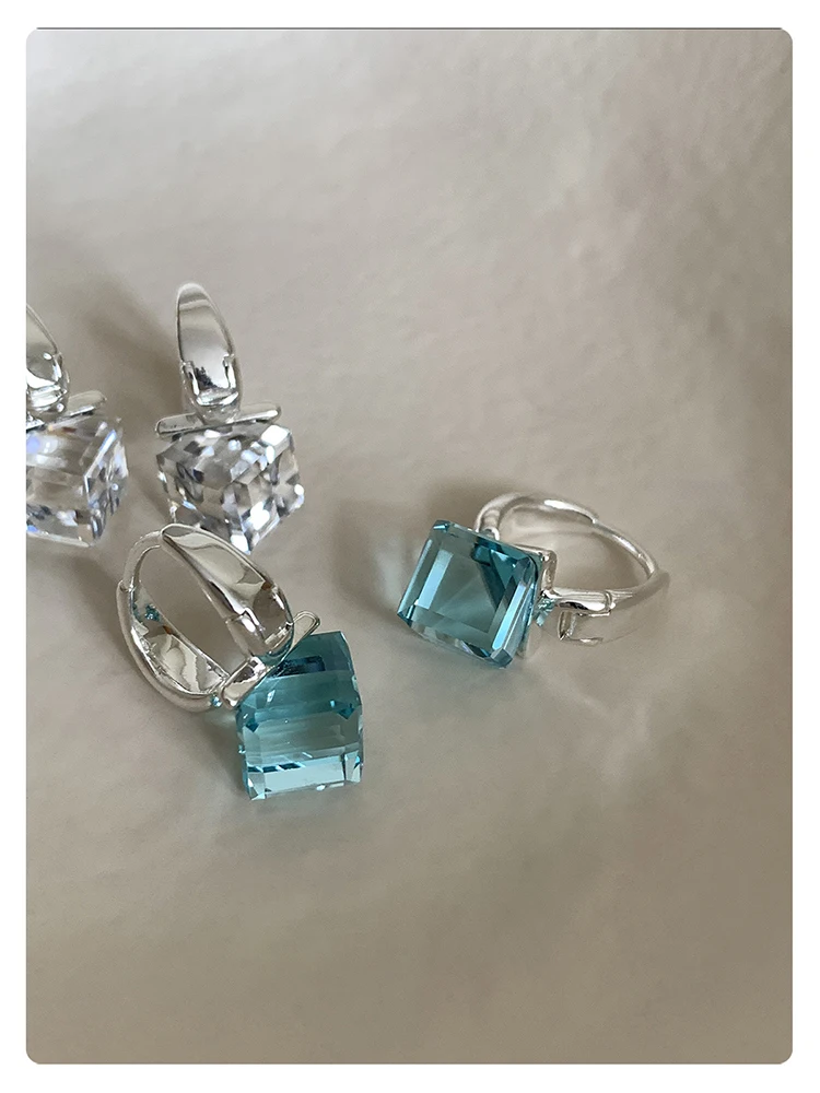 Quadratische Zirkonia-Huggie-Ohrringe, Silberbeschichtet, Blaue Klare Kristall-Creolen, Eleganter Alltagsschmuck für Frauen, Geschenkidee – Detail 11