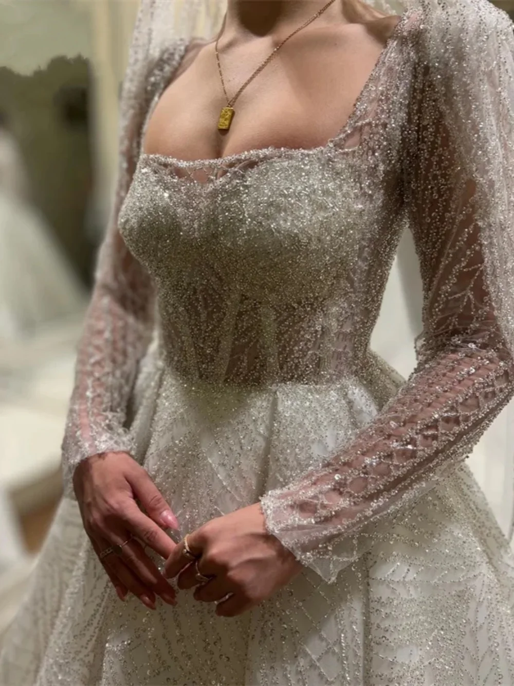 رائع الكرة بثوب فساتين الزفاف ساحة الرقبة الديكور الترتر فستان عروس الطيات الفاخرة سويب تراين فستان الزفاف حسب الطلب