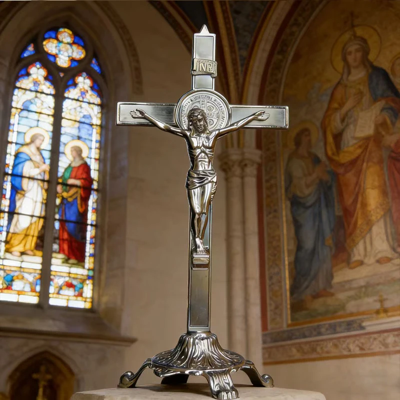 Neues hochwertiges, versilbertes katholisches St.-Benedikt-Kruzifix mit verziertem Sockel, stehendes Kreuz für den Gottesdienst auf dem Tisch und die tägliche Andacht. – Detail 10