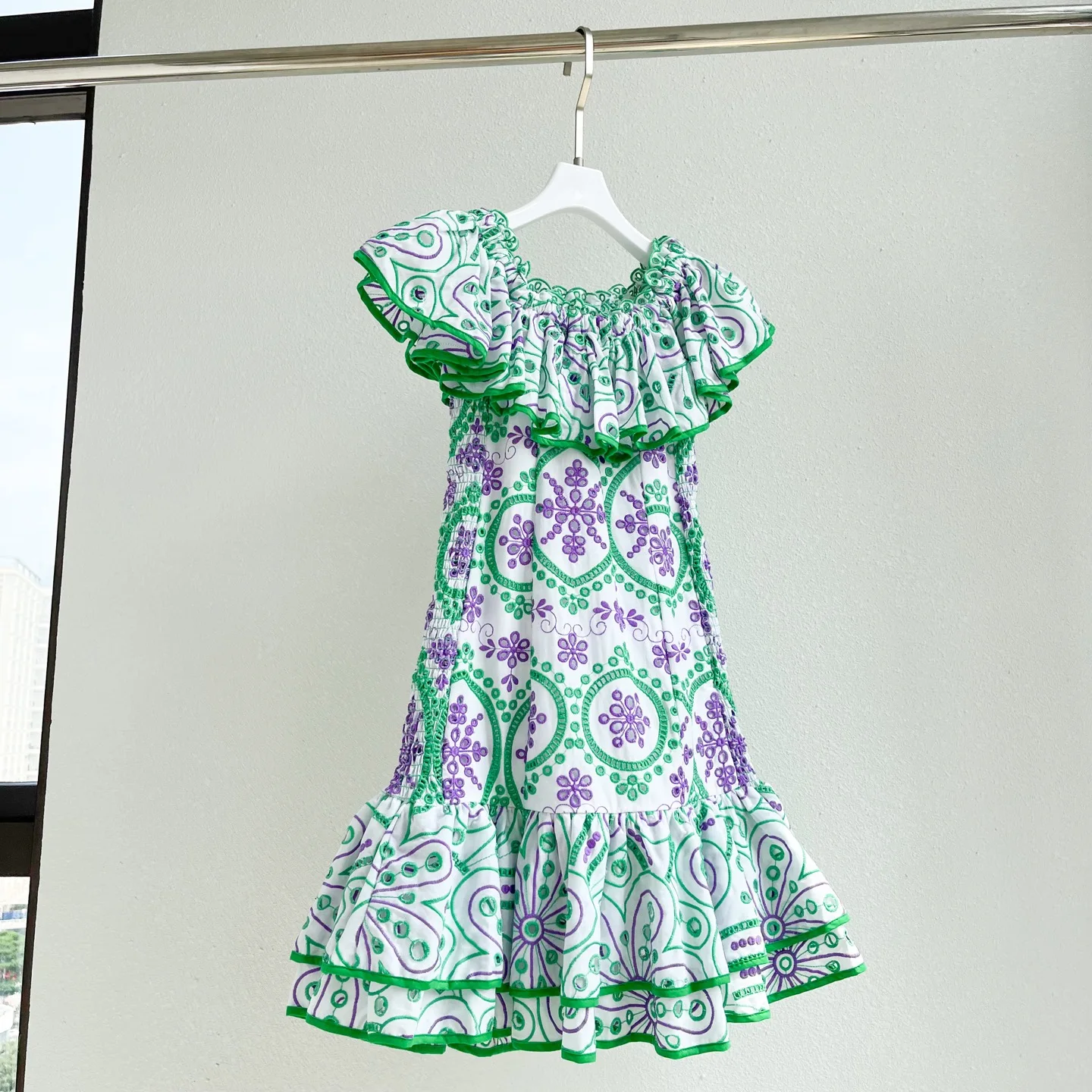 Sukienka damska na wiosnę i lato, dopasowana, elegancka, haftowana, z kwiatowym wzorem, kwadratowy dekolt, bufiaste rękawy, falbana na dole, styl wakacyjny, wysoka jakość.