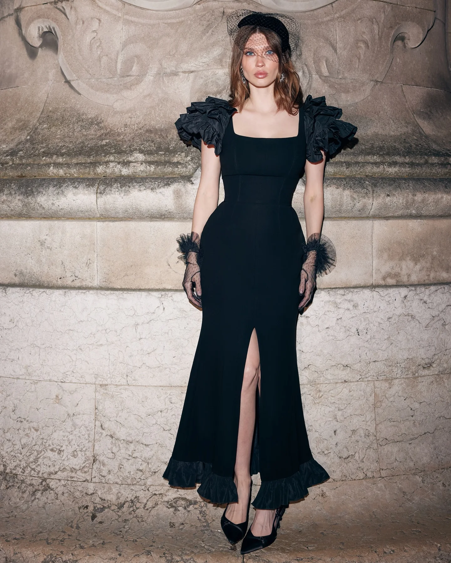 カスタマイズされたイブニングドレスジャージスクエアカラーシャーリングオフショルダーノースリーブウエディングドレス絶妙なマーメイドパーティードレス