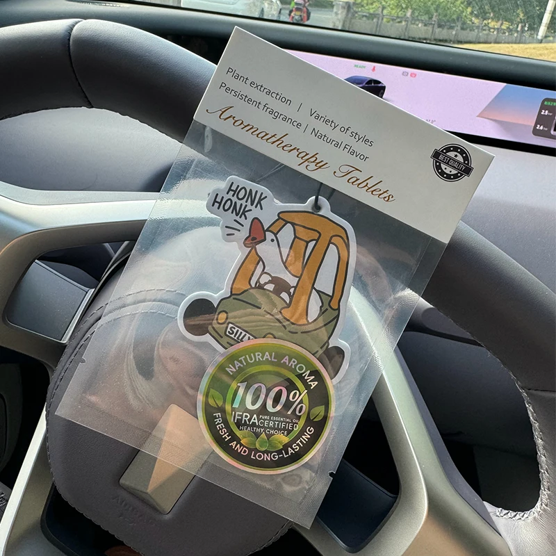 Divertente deodorante per auto Honk Honk Hilton (profumo dell'hotel). |     Ciondolo specchietto retrovisore e clip di sfiato a doppio scopo |     Compresse per aromaterapia in materiale naturale |     Fragranza duratura per 90 giorni |     Non alcoolico |     Non ha paura del sole |     Progettato specifico per deodorare auto, armadi e bagni. |     Modello di animazione dei cartoni animati |     Unisex |     Fragranza di lusso |     Cinque stelle