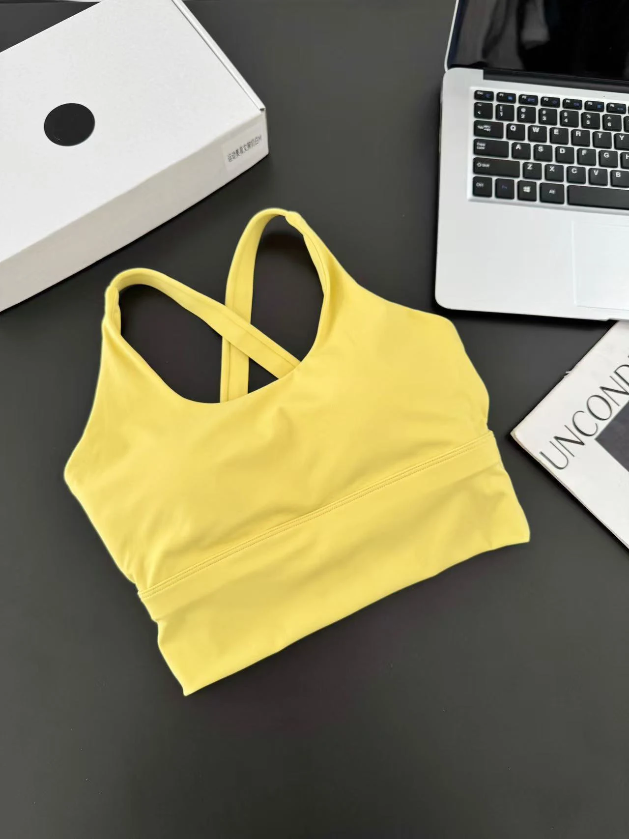 Damen-Sport-BH mit integrierten festen Cups, schöner Rücken-Workout-Tanktop für Laufen, Fitness, Yoga & Seilspringen – Detail 10