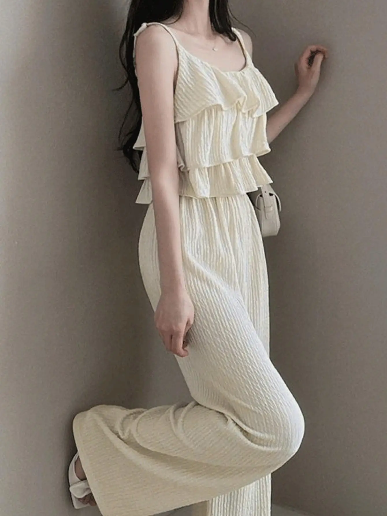 

Корейский повседневный летний дизайн, широкие брюки с широкими штанинами и топ на бретельках, модный комплект из двух предметов из смеси хлопка...