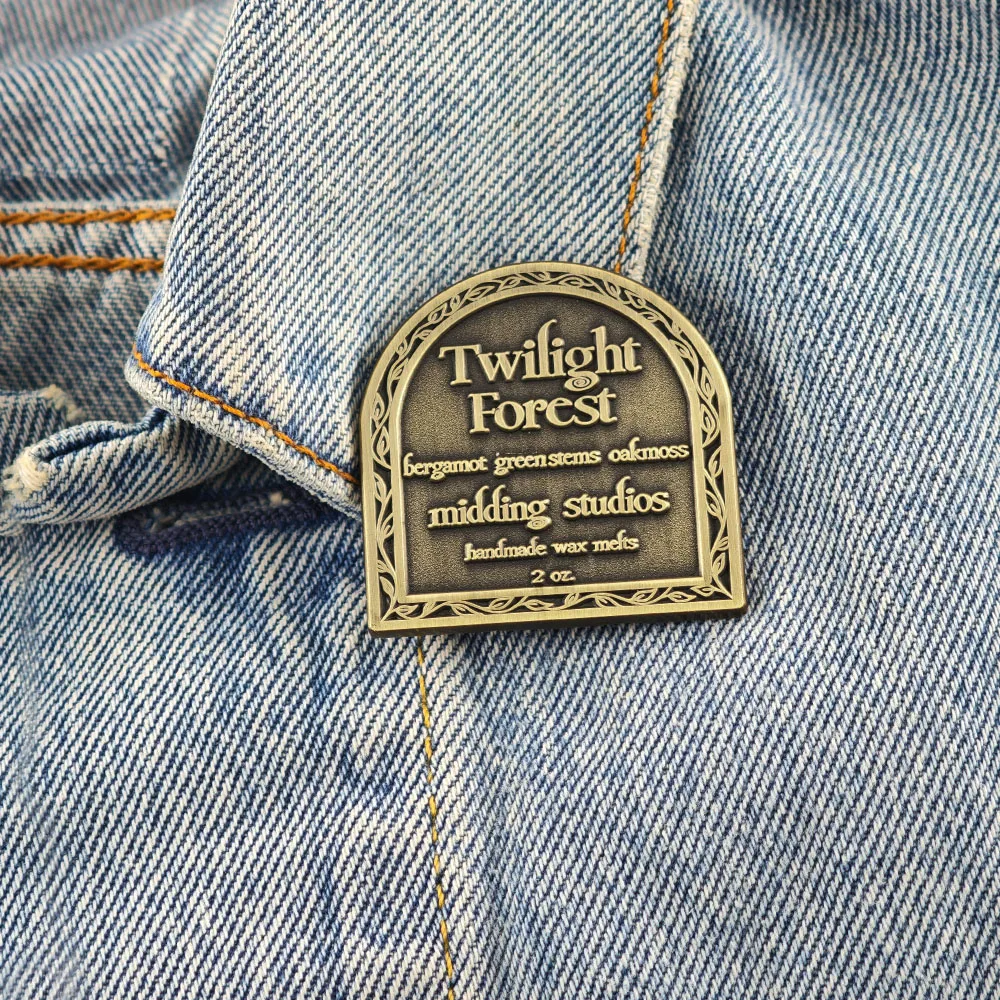 Vintage Twilight Forest Label Brosche Midding Studios Metall-Abzeichen Bergamot Oakmoss Emaille-Pin Ästhetisches Schmuckzubehör Geschenk – Detail 8