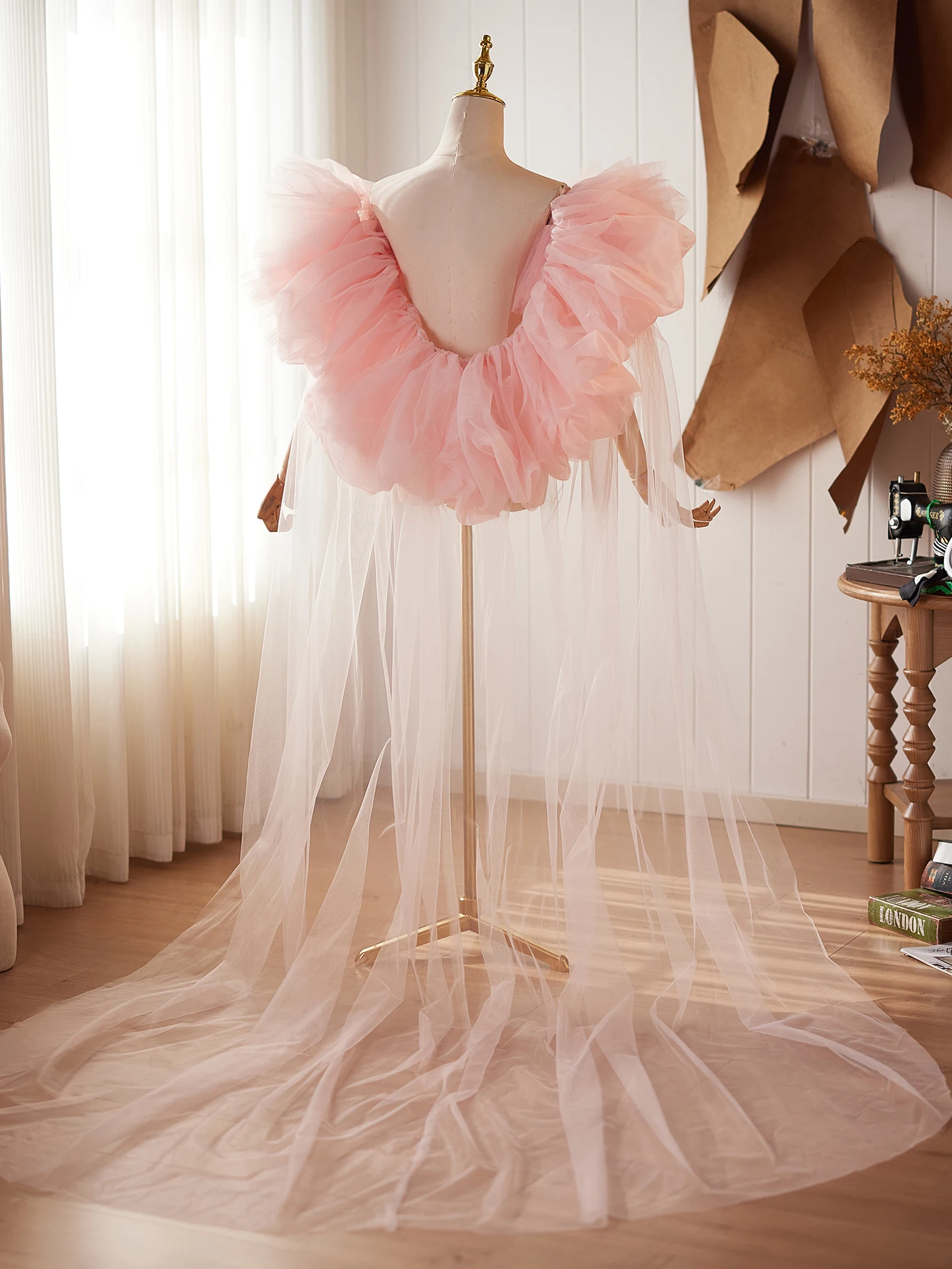 chale-de-soiree-rose-fait-main-grande-traine-diy-nouveaute-2026-accessoires-de-spectacle-accessoire-de-costume-de-photographie-super-feerique