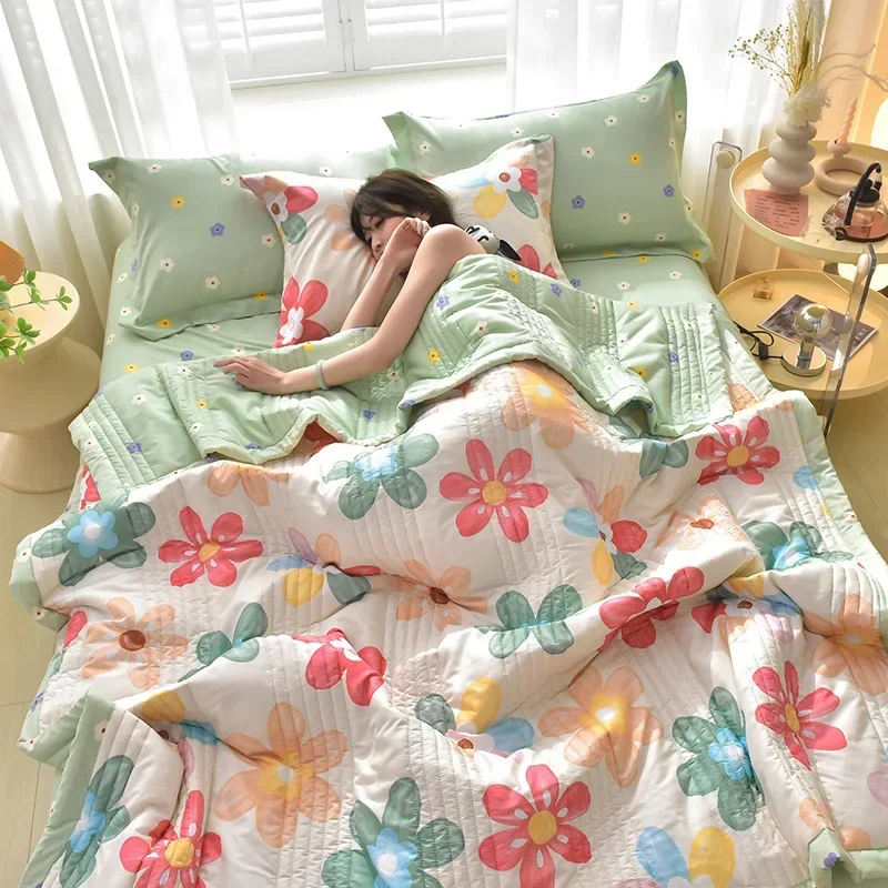 

Quilted Spring Summer Quilt Soft Comfortable Washable Double Quilts Lightweight Duvet Summer Blanket Queen Breathable Blankets