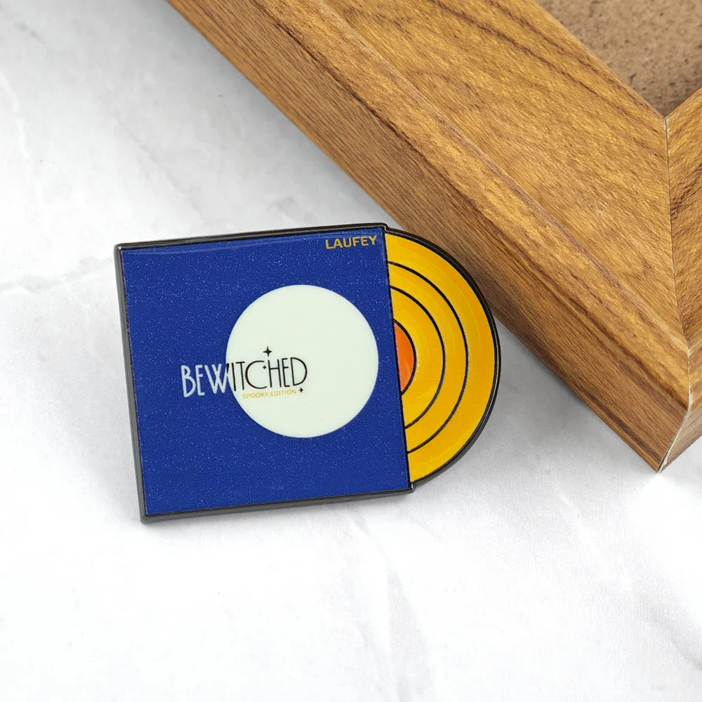 Laufey-Bewitched Spooky Edition Brosche Vinyl-Schallplatte Metall-Abzeichen Jazz-Pop-Album Emaille-Pin Fan-Geschenk – Detail 7