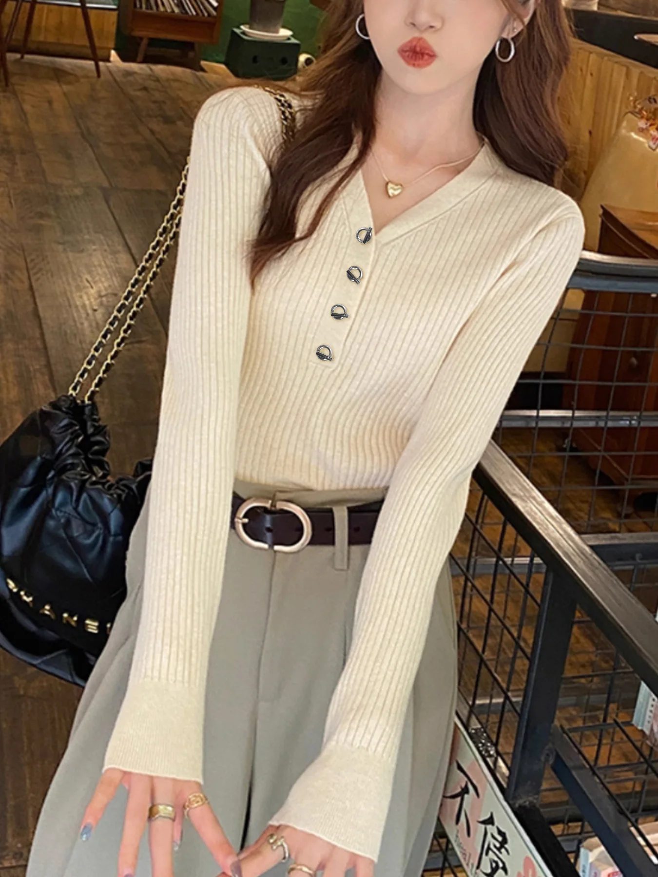 

Autumn new soft style beige V-neck button ribbed knit top for women, slim-fitting and flattering long sleeve base layer.