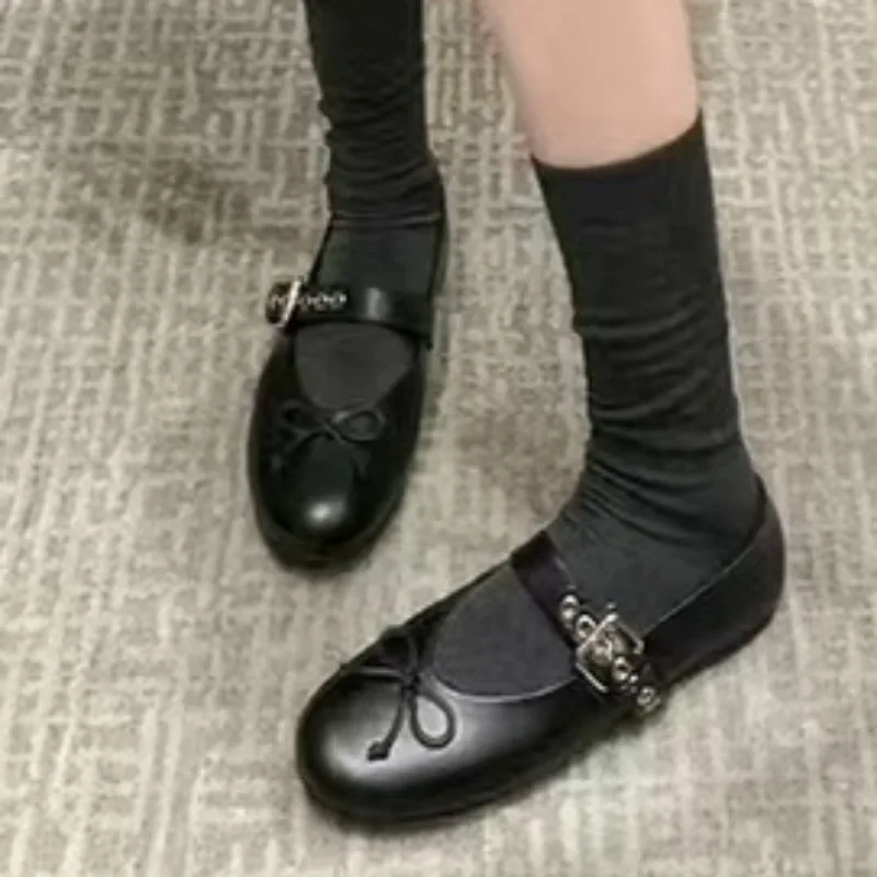 

Женские весенние новые классические однотонные нескользящие туфли на плоской подошве с мягкой подошвой, 2025 г., повседневные легкие износостойкие туфли с низким берцем и пряжкой