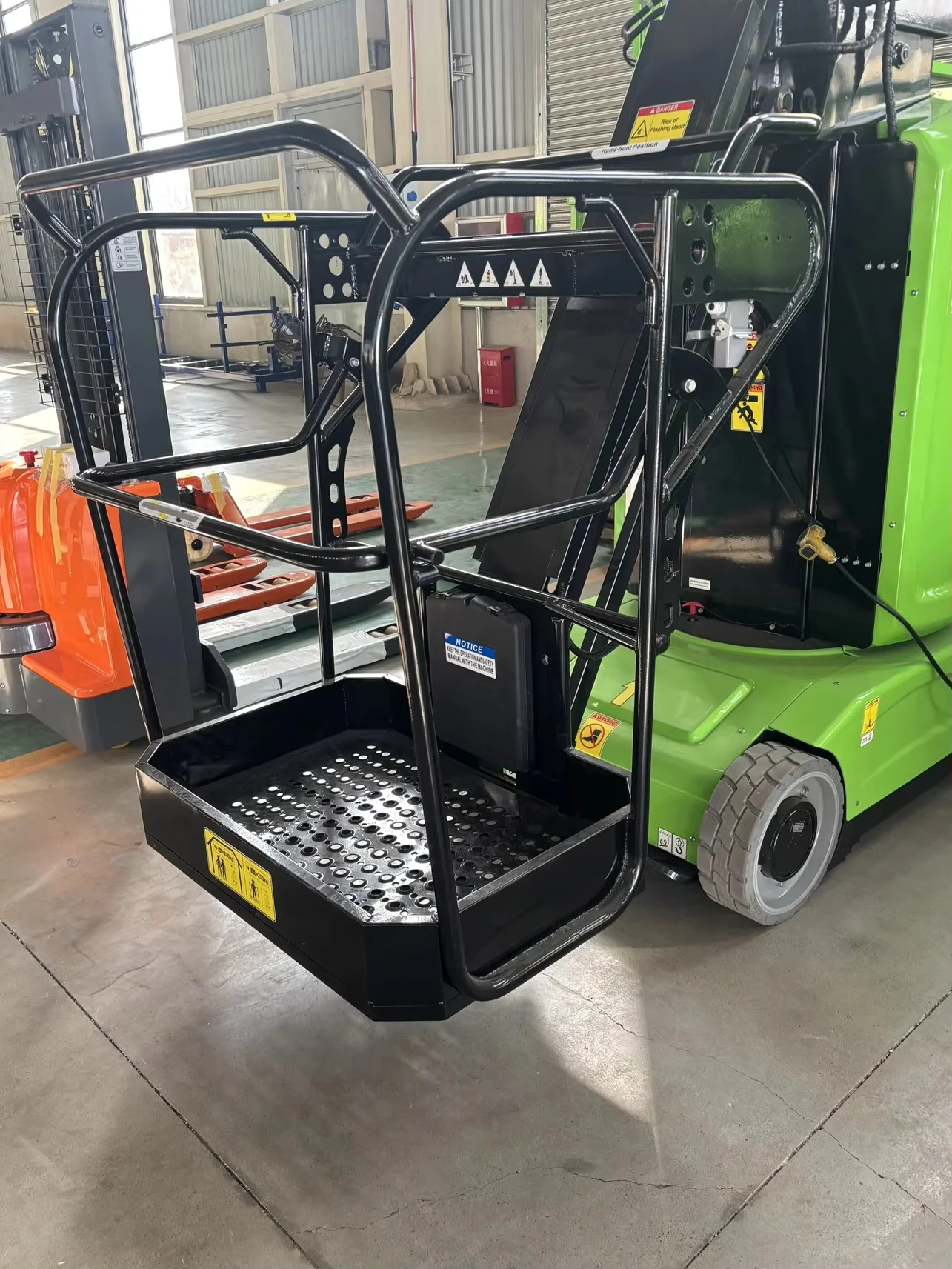 Customizable 200KG self-propelled scissor lift New small aerial work platform