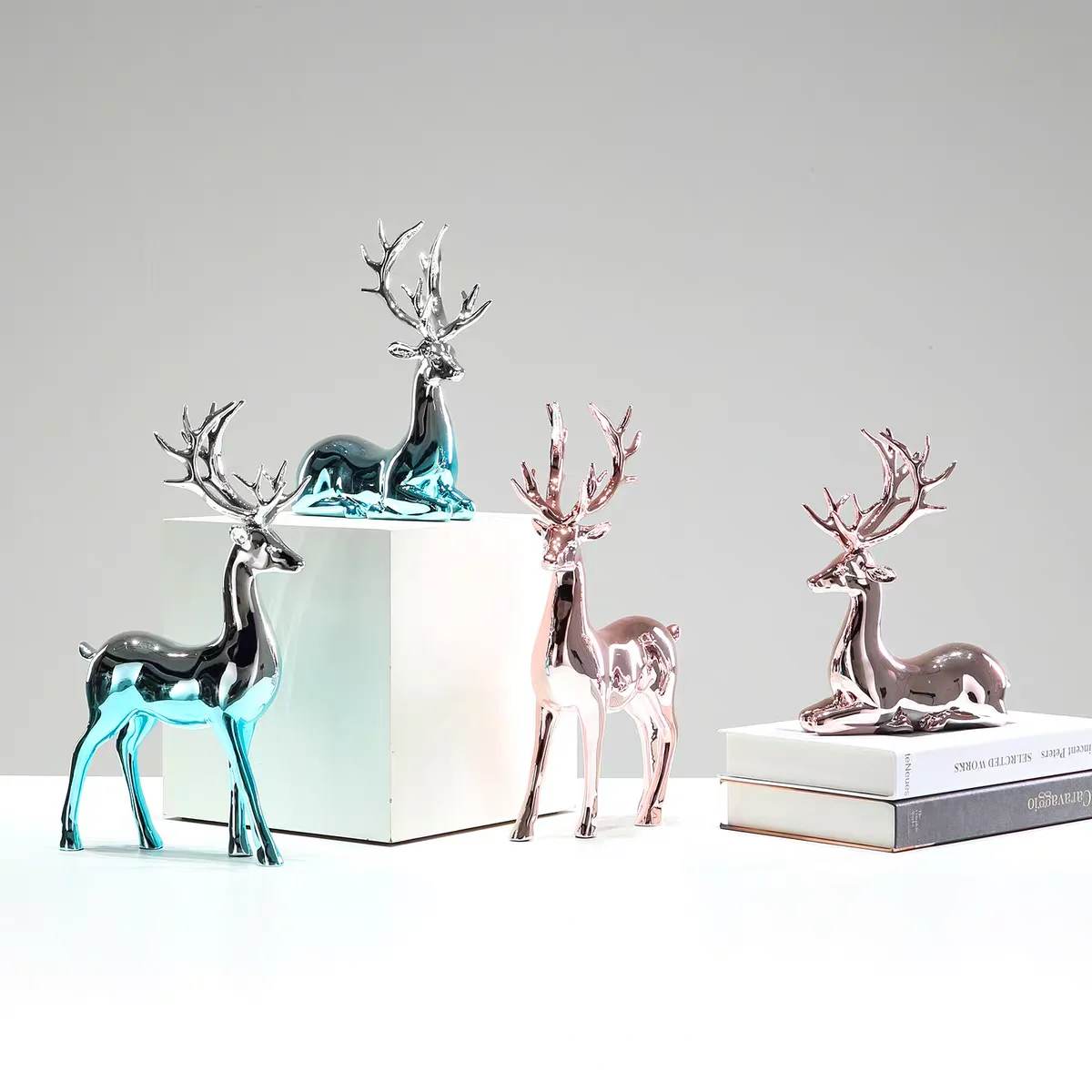 

2pcs/Set Reindeer Desktop Figurines Chrome Plated Gold Silver Ornaments for Home Decor Christmas Theme Office Gifts