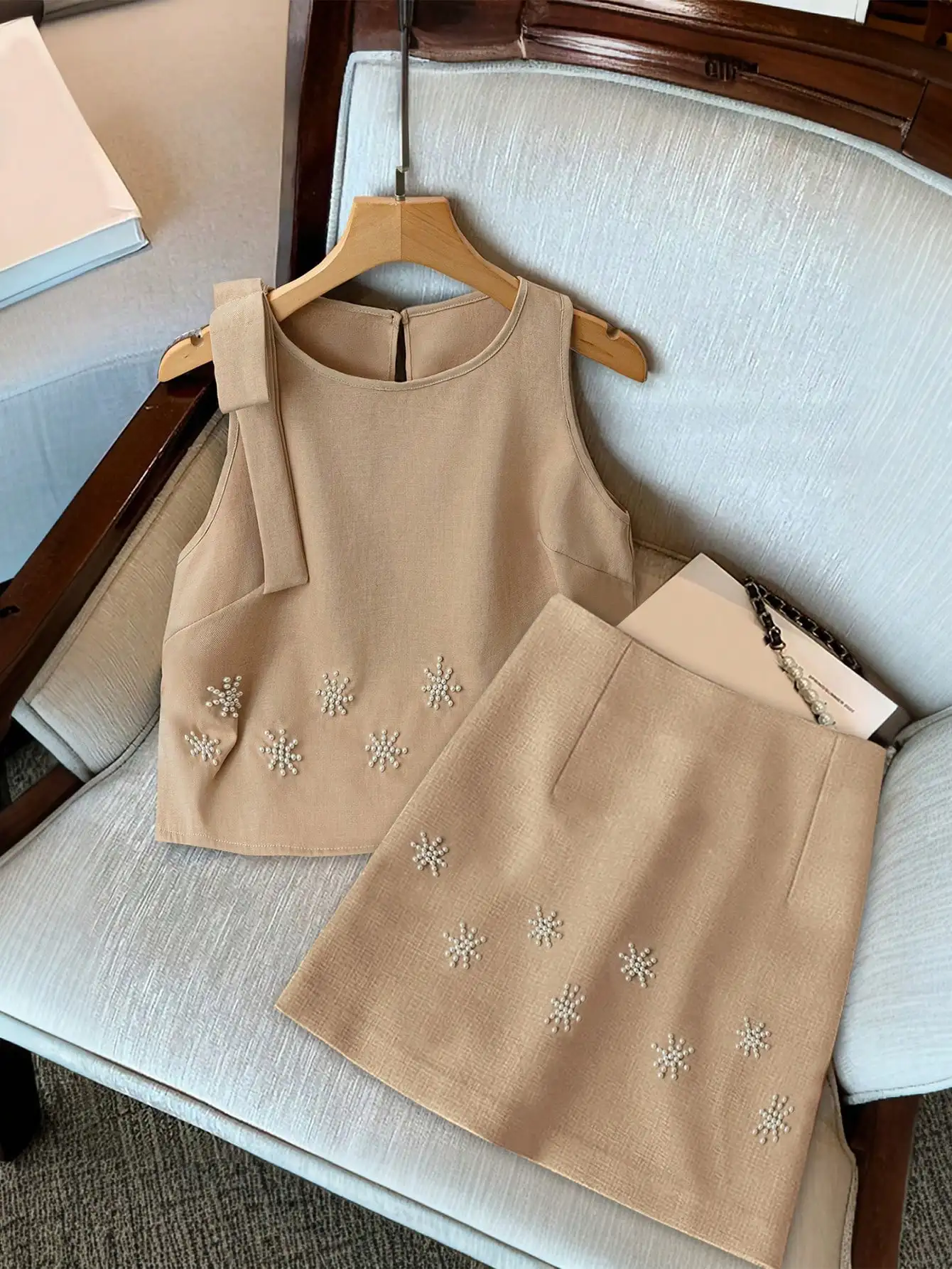 

Женский комплект из 2 предметов: топ без рукавов и мини-юбка с декором в виде искусственных жемчужных снежинок, бежевый