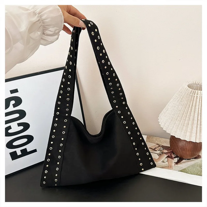 

Elegant Crossbody Handbag For Women Crafted From Quality Leather Boasting Popular Classic Design For Casual Occasions​