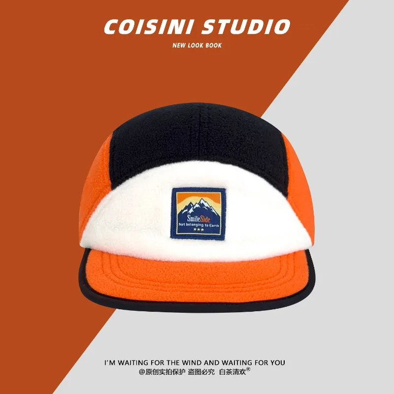 Japanische Farbblockierte Lammwoll-Baseballkappe mit Stickerei für Damen, Herbst- und Winter-Outdoor-Warmkappe mit flachem Schirm, Campingmütze für Herren – Detail 6