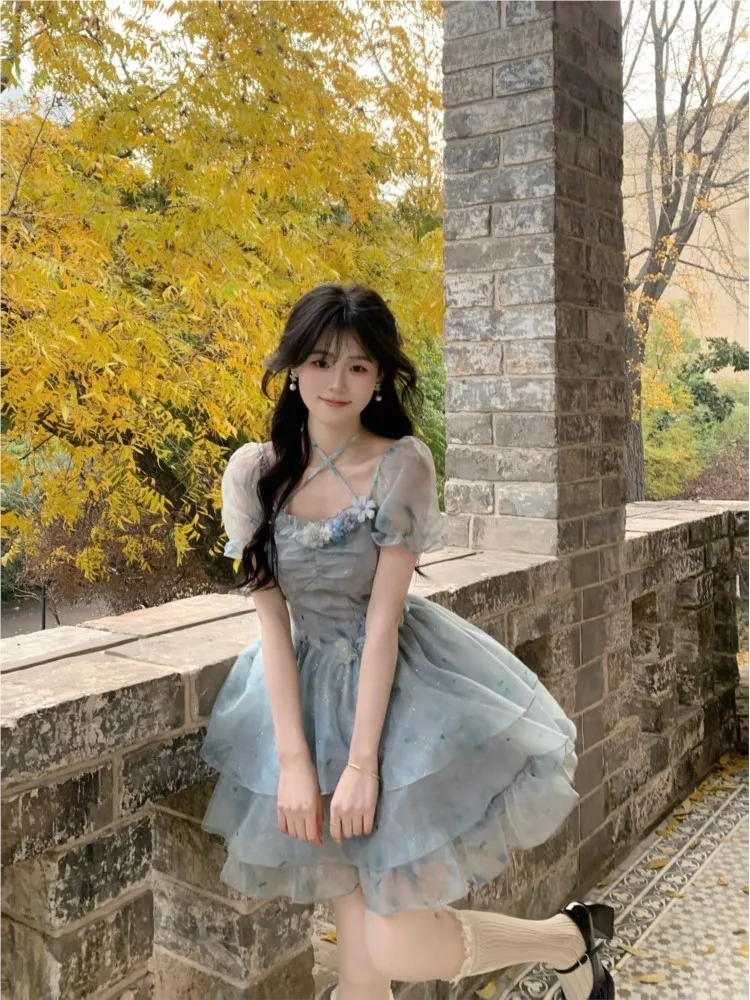 A youthful and low-looking off-the-neck tulle three-dimensional floral sparkling atmosphere dress