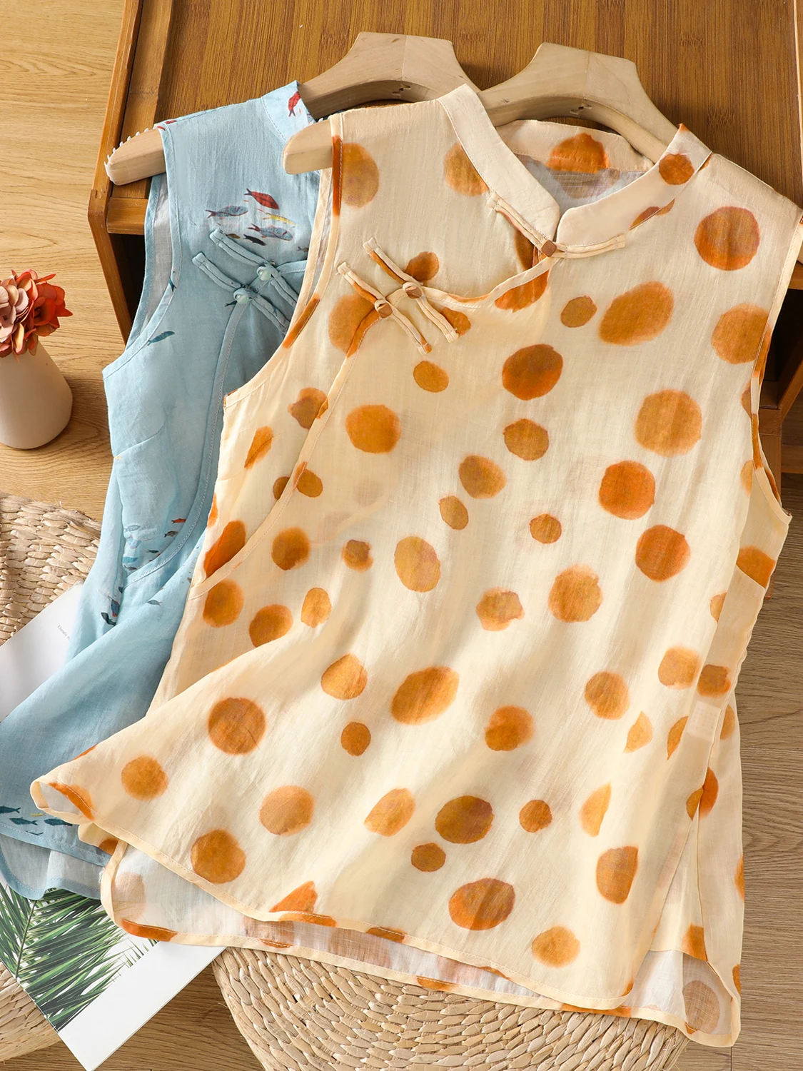 

Новинка 2025, летний маленький жилет с принтом, большой размер, женская одежда, топ Qipao с наклонными пуговицами и разрезом, удобный топ из смеси хлопка