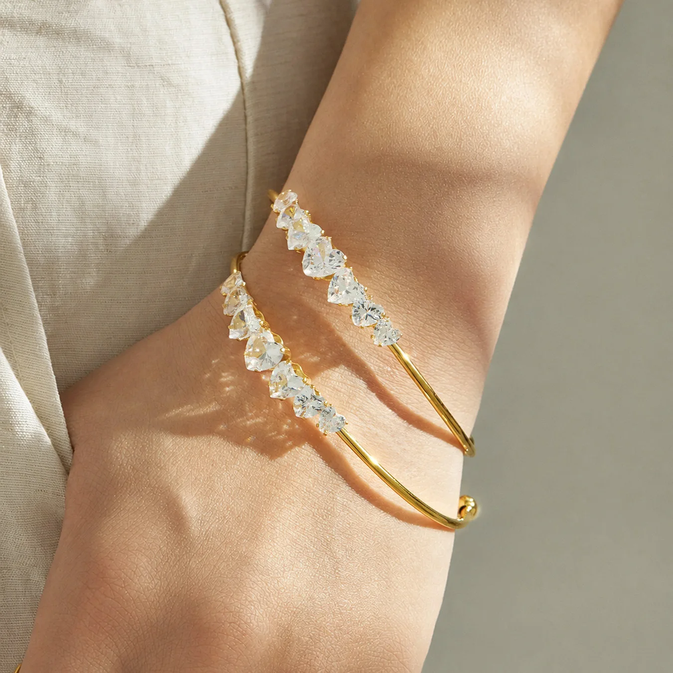 Edelstahl-Manschettenarmbänder mit Herz-Zirkon, Cubic Zirconia Armband, 18k vergoldete Armreifen, zierlicher Schmuck, Geschenk für Frauen – Detail 2