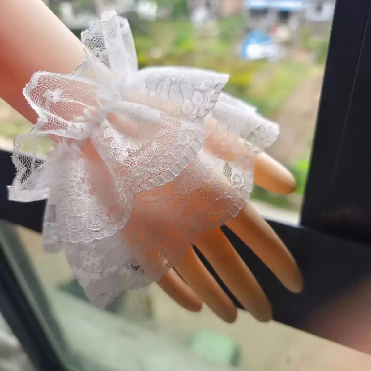 

Lolita Hand Sleeve Wrist Cuffs Ruffled Floral Black Lace Elastic Bracelet Elegant Ladies Short Lace Gloves Halloween