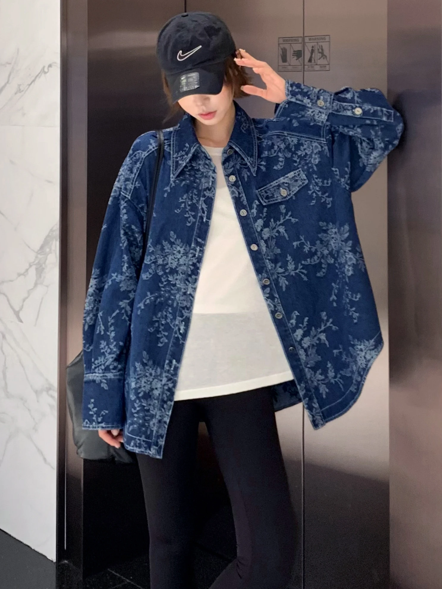 

Свободная повседневная женская джинсовая куртка оригинального дизайна, осенняя новинка, из утолщенной смесовой ткани (хлопок/полиэстер), с длинными рукавами, с цветочным принтом.