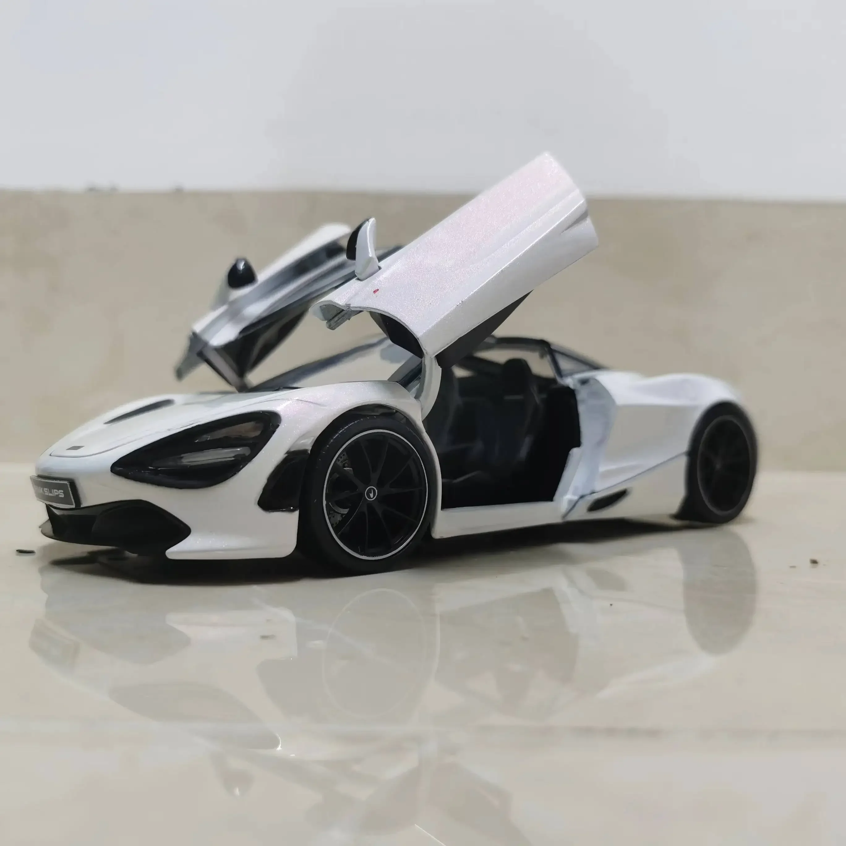 JADA 1:24 McLaren 720S High Simulation Diecast Car Metal Alloy Model Car Decoration Display Collection Gifts