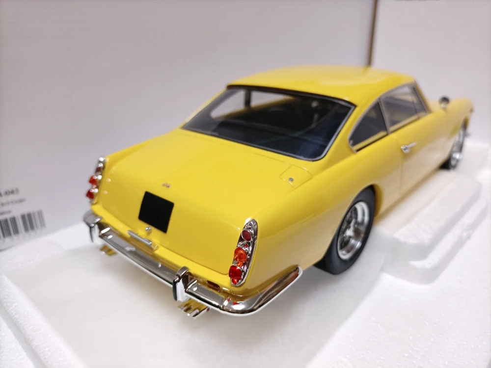 Matrix 1:18 250GT/E 2+2 Coupe Pininfarina 1960 Yellow Vintage Car Simulation Limited Edition Resin Metal Static Car Model Toy