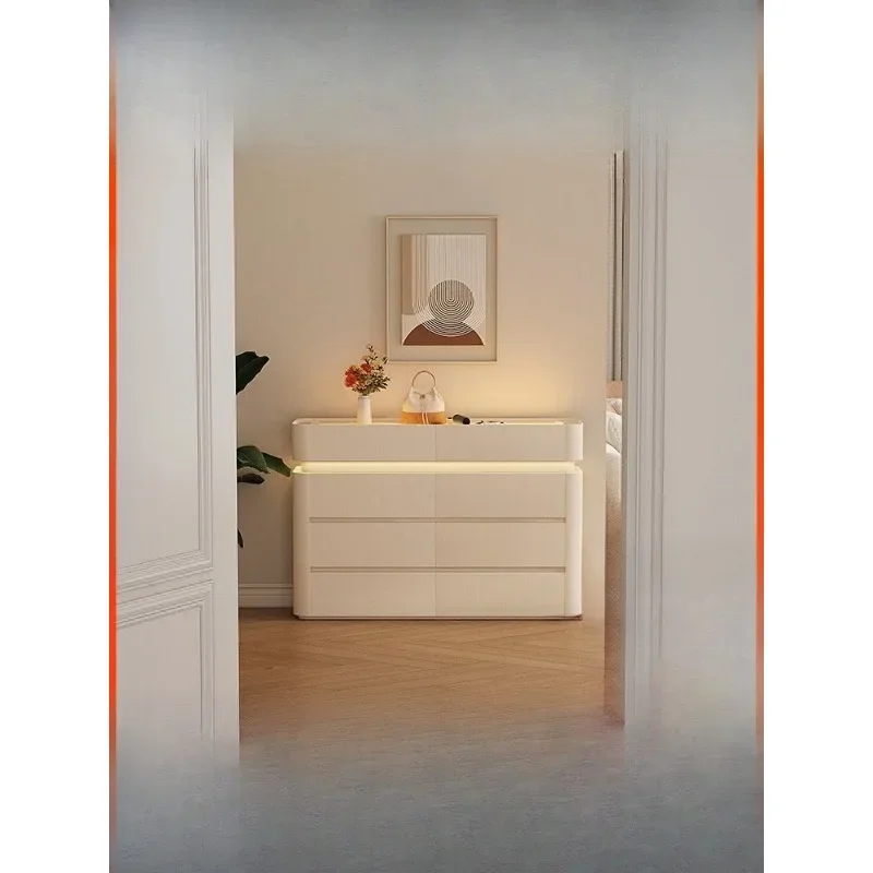 

The entrance cabinet is opposite the door, modern simple living partition