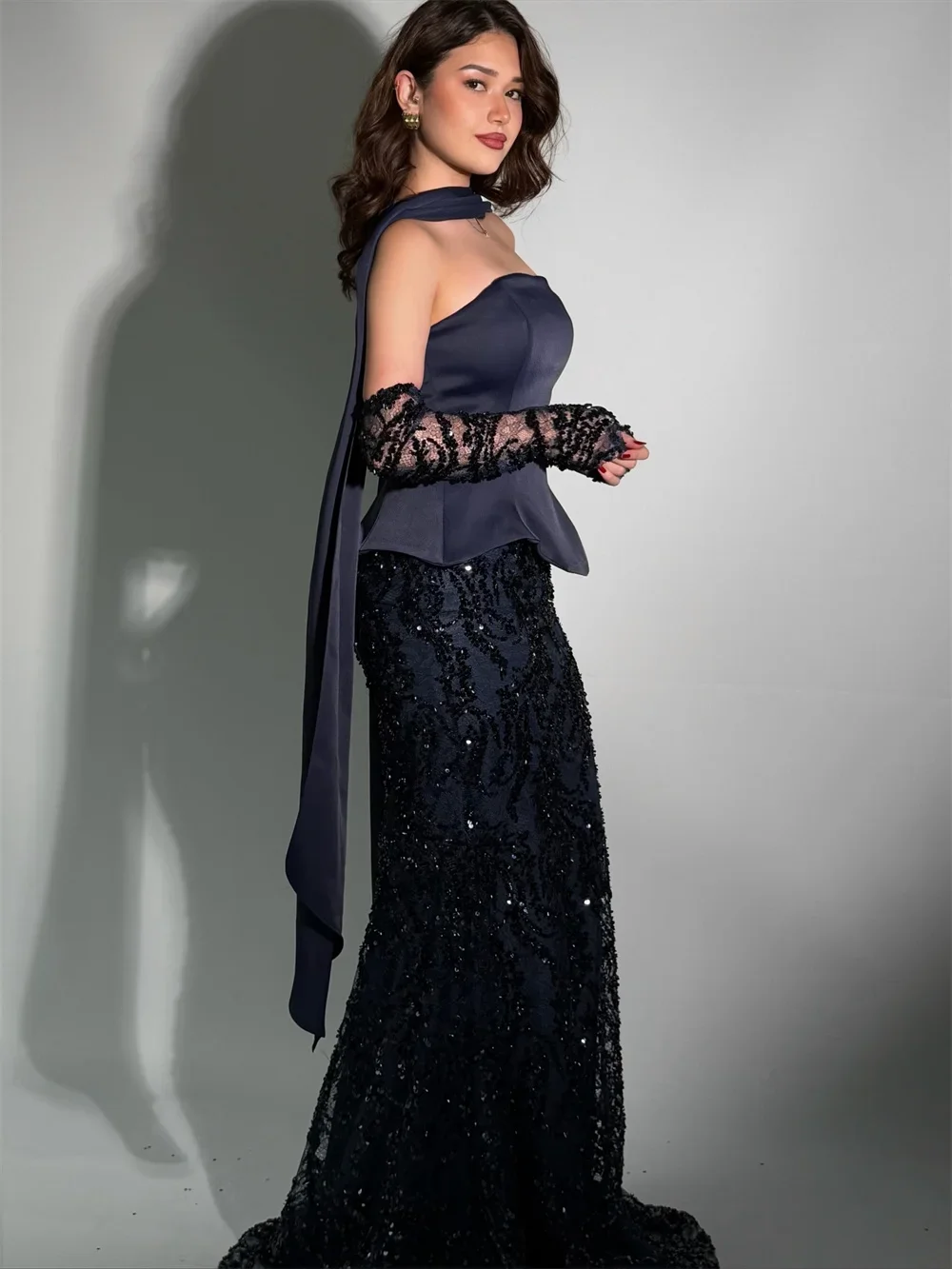 

Crystal Sequins Beaded Prom Dresses Luxury Blue Satin Party Gowns Lace Gloves Elegant Celebrity Evening Dresses