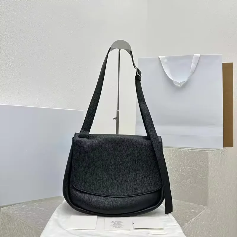 

2024 Women's Classic Black Diagonal Magnetic Buckle Fashion Design Top Quality Cowhide Postman Bag