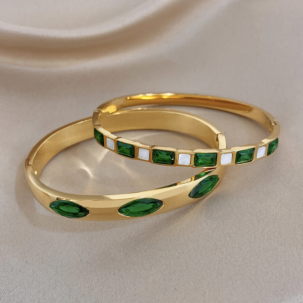 Vintage grüner, quadratisch-ovaler Zirkonia-besetzter Edelstahl-Armreif für Damen, goldfarbenes, wasserdichtes Federarmband, Feiertags-Damenschmuck – Detail 5