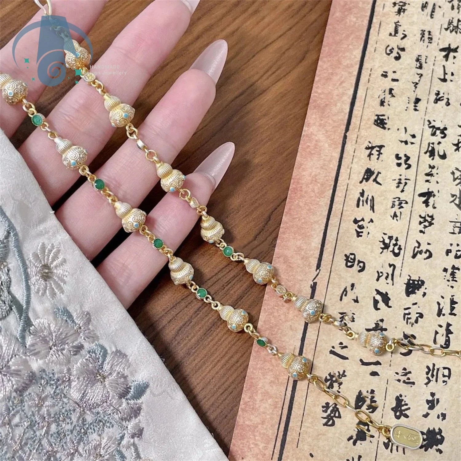 

Новый браслет в китайском стиле из цельного камня в форме тыквы для женщин: элегантный, с целебной энергией, с цветочным дизайном, модный, индивидуальный, ручной работы, для повседневного ношения