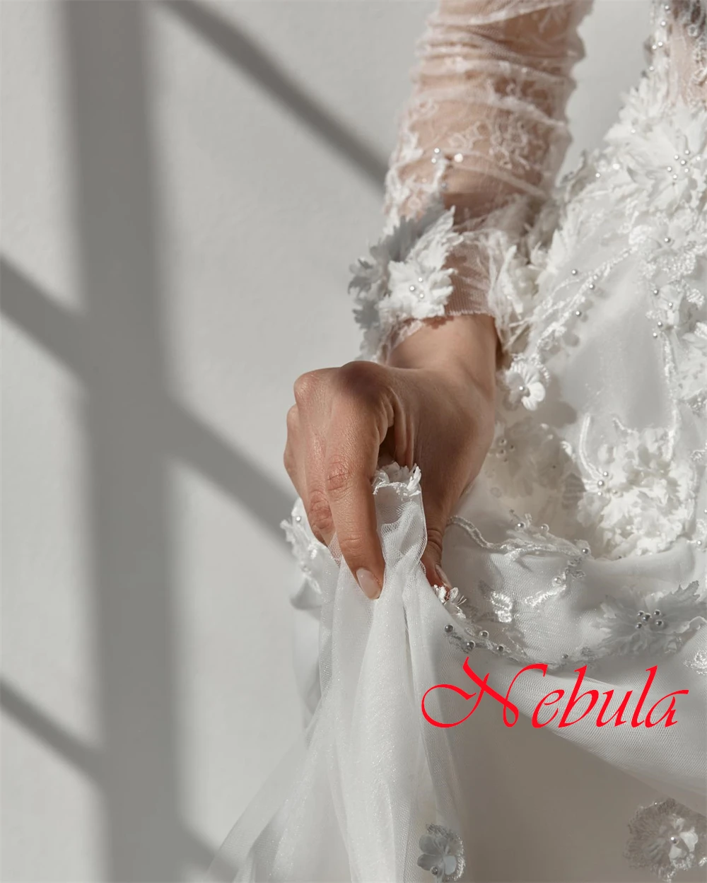 맞춤형 우아한 화이트 Organza 웨딩 드레스 절묘한 Strapless 긴 소매 코트 트레인 Appliques Backless Bridal 가운